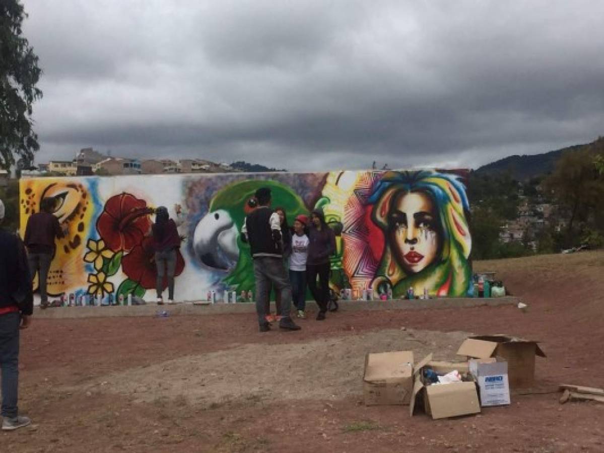 Honduras: Artistas pintan murales con grafitti en el anillo periférico