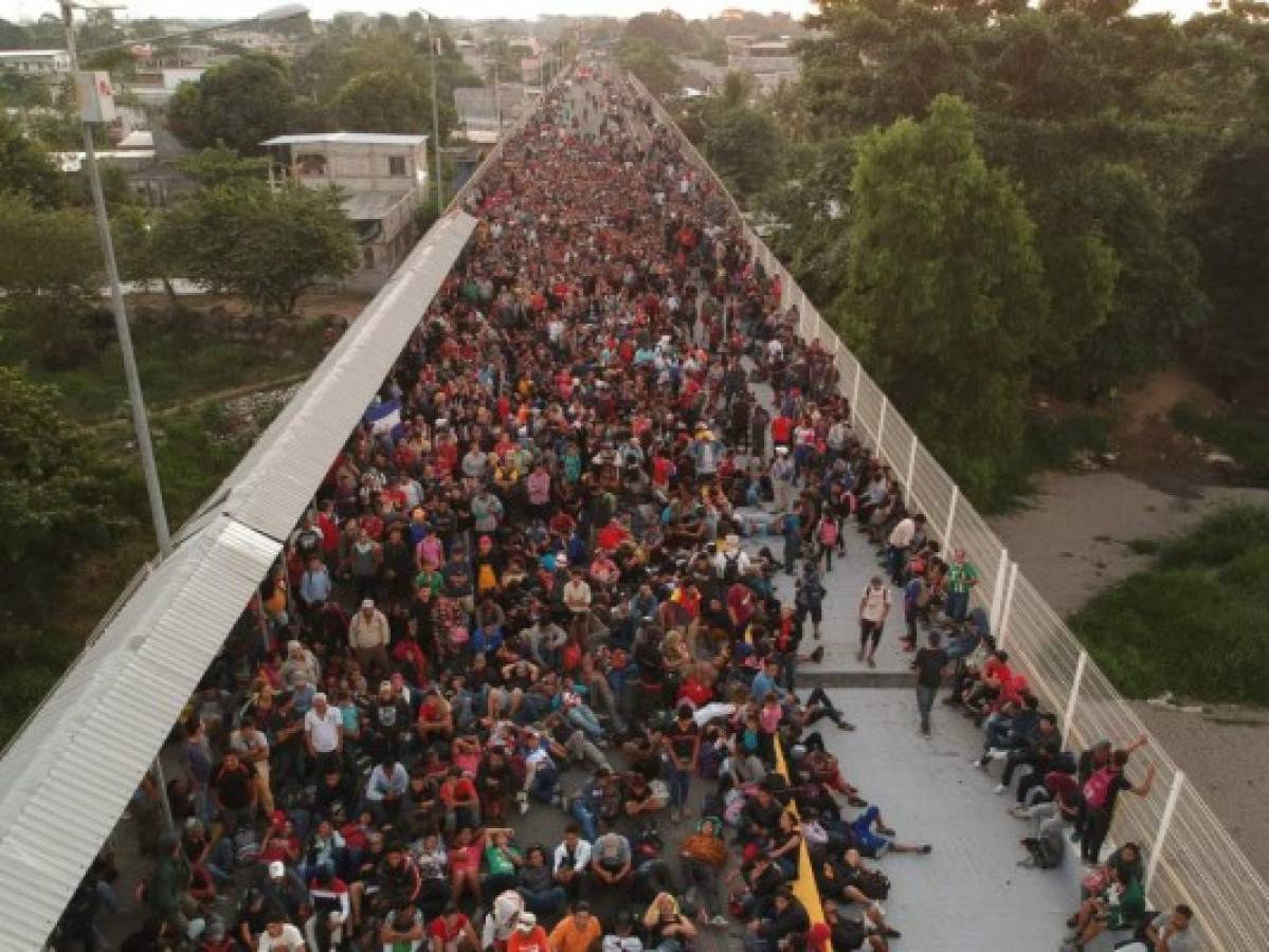 Tras elevar una oración y entonando el himno nacional, migrantes intentan entrar en México