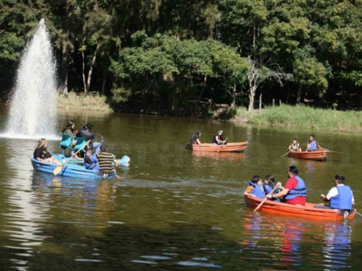 Santa Lucía: Es un pequeño municipio que se encuentra ubicado a poca distancia de Tegucigalpa, exactamente a 13.5 km y a una altura de 1,684 metros sobre el nivel del mar. En la entrada del pueblo encontrará una hermosa laguna en la cual podrá disfrutar de un paseo en canoa.