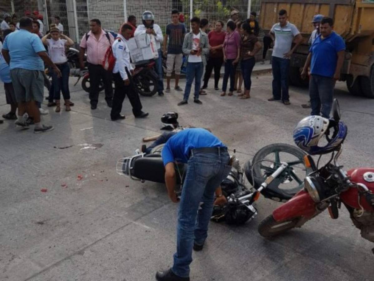 Un muerto y dos heridos deja accidente entre motocicleta y volqueta en Choluteca