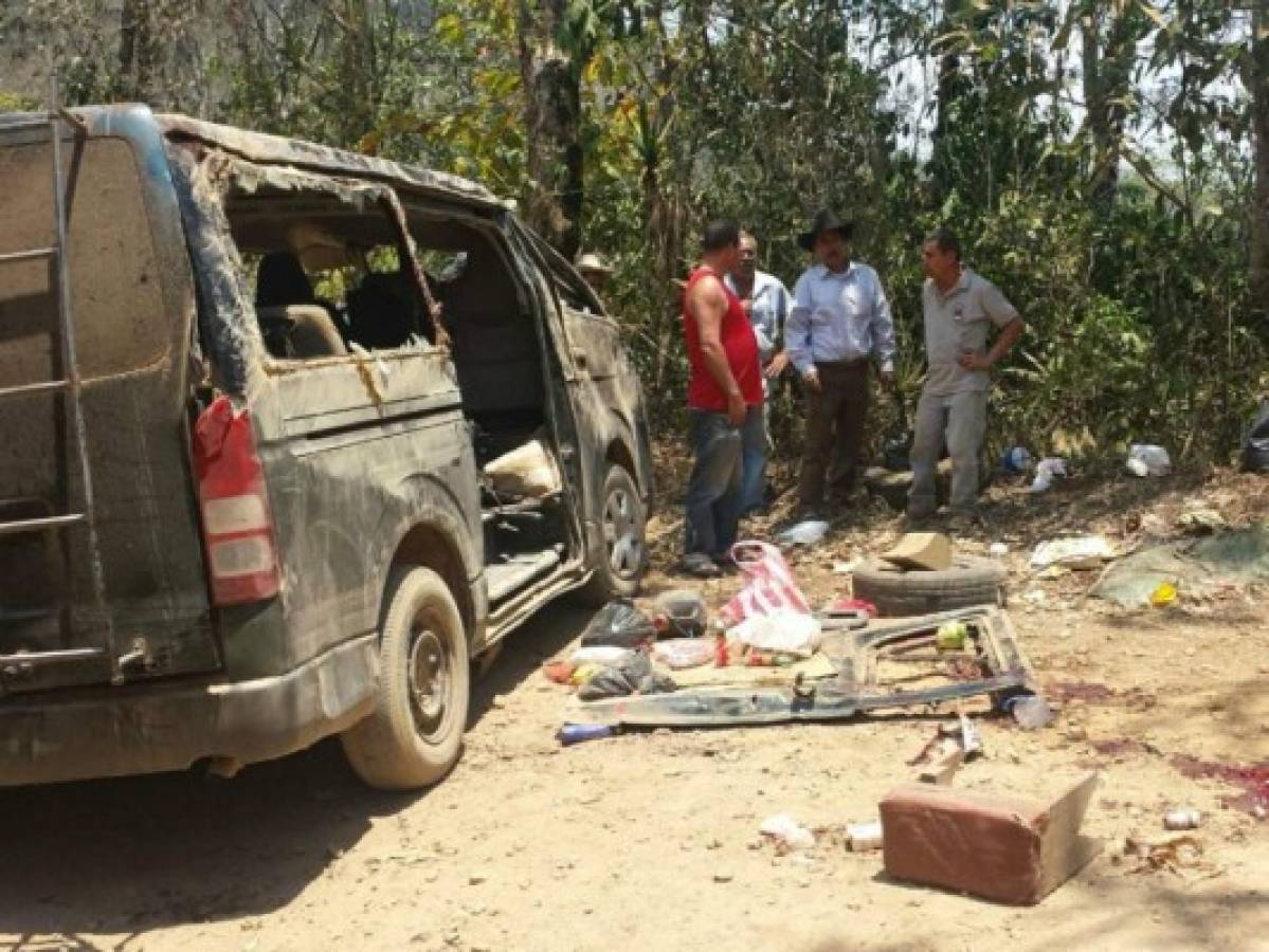 Honduras: Un muerto y nueve heridos deja accidente de 'busito' en aldea de Santa Bárbara