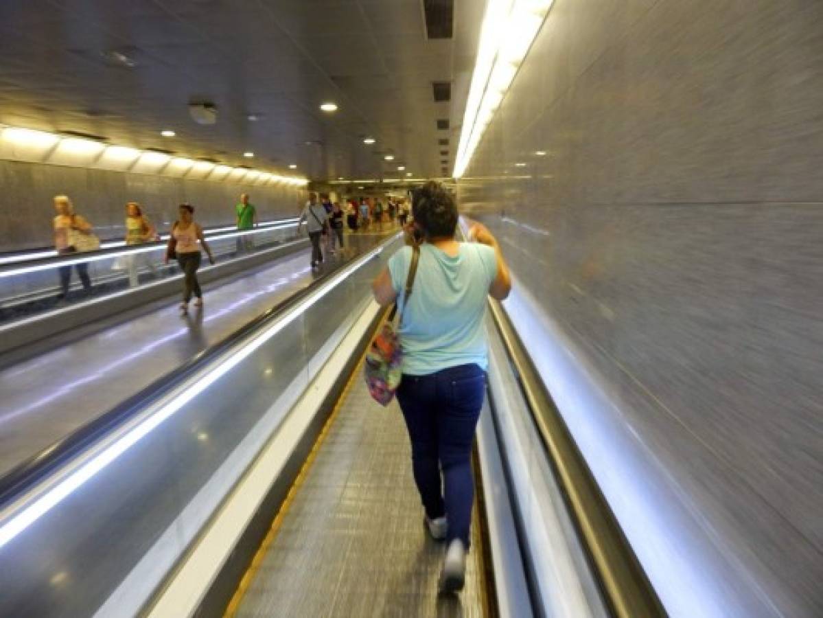 Antes de la comida -2:00 PM hora española- cruza la ciudad en metro para quedar cerca de su trabajo de la tarde.