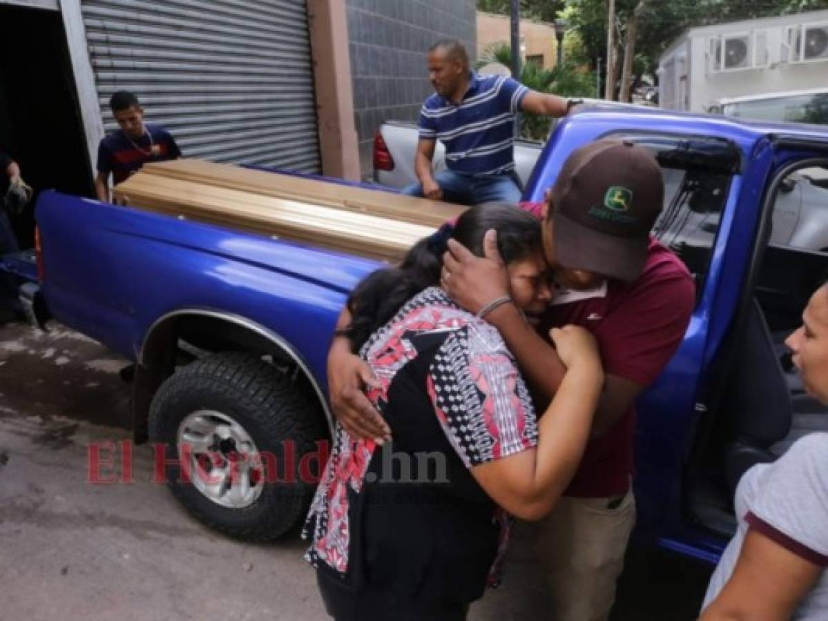 Momento en el que familiares retiran el cuerpo del ingeniero agrónomo de la morgue capitalina. Foto: Estalin Irías/ EL HERALDO