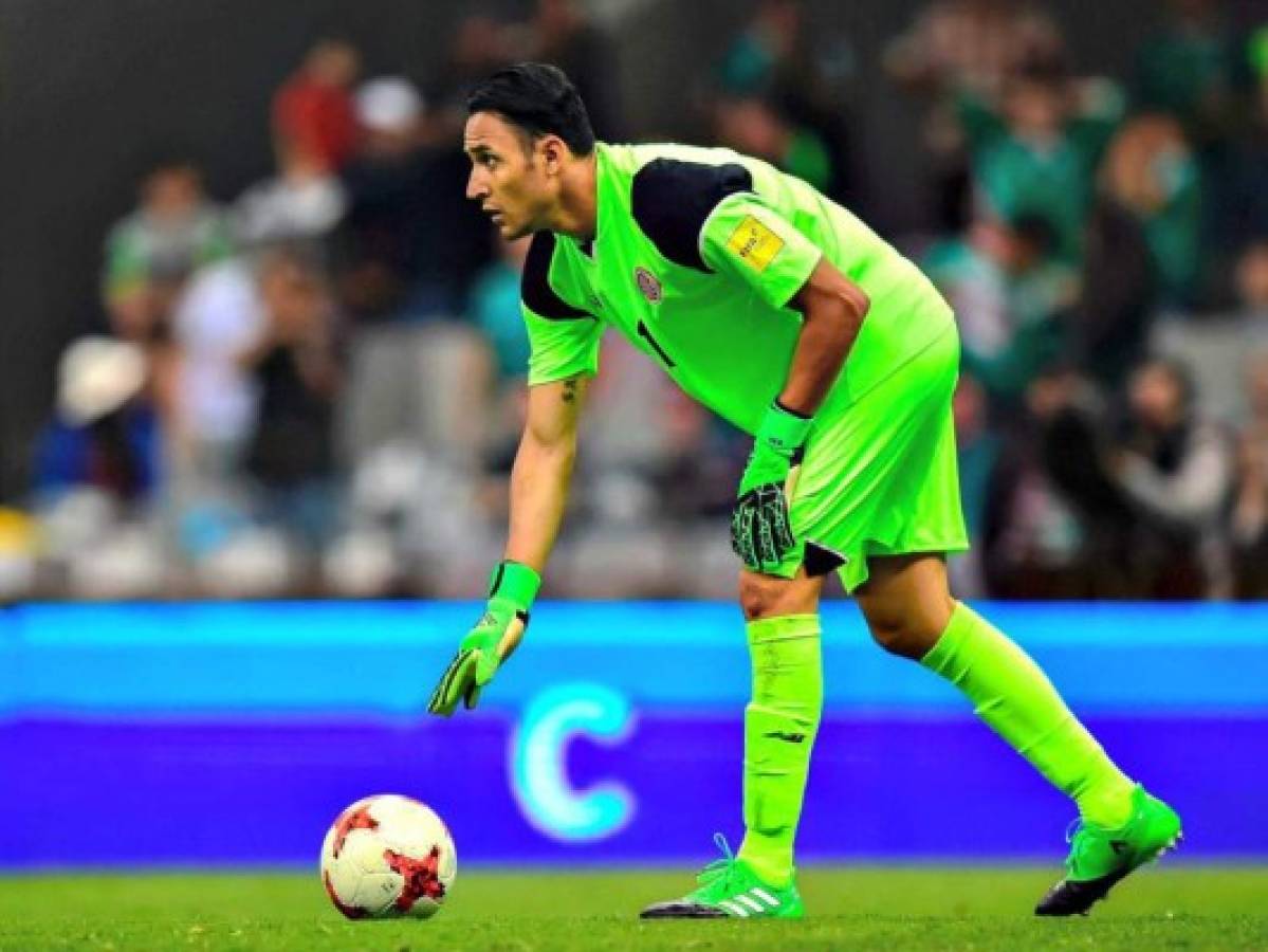 Niña conquista al portero de Costa Rica Keylor Navas, previo al juego ante la Selección de Honduras