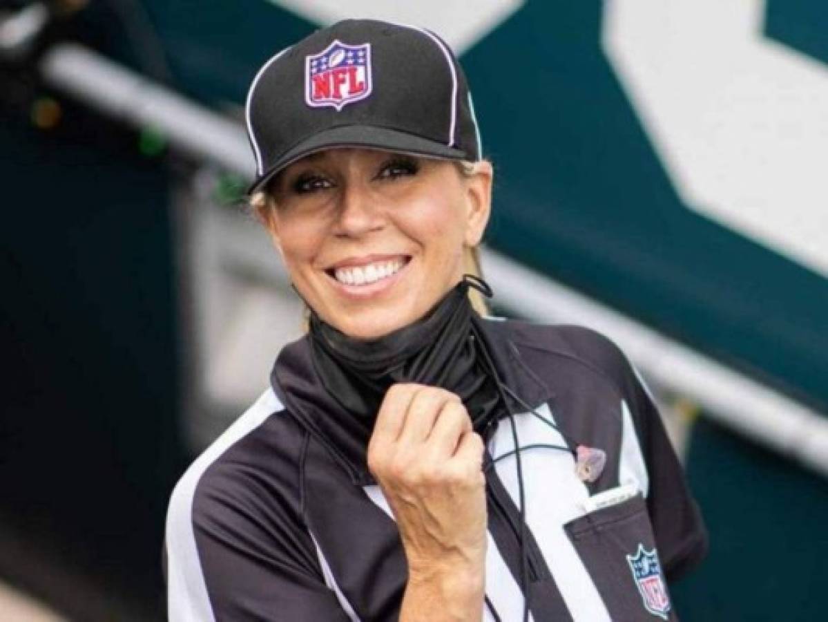 Sarah Thomas, la primera mujer en pitar en un Super Bowl