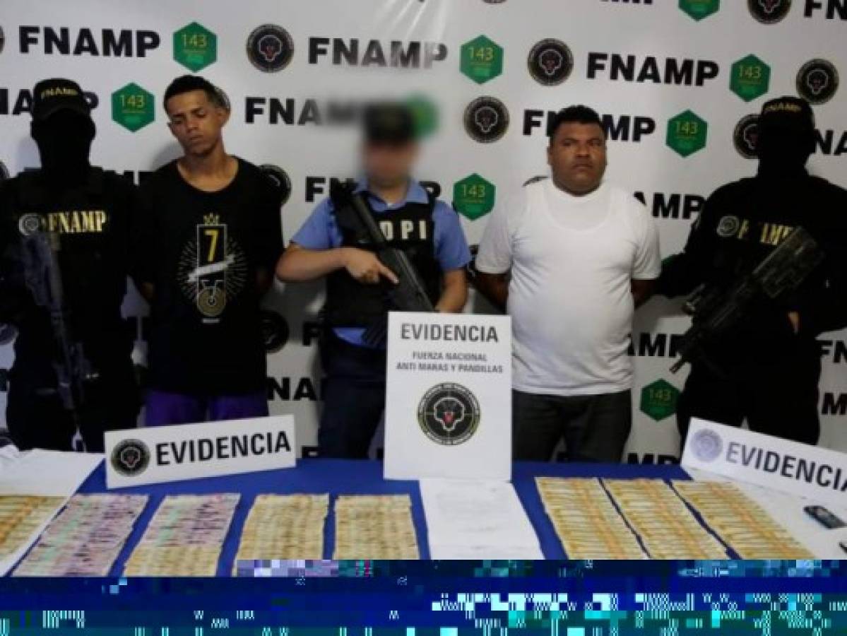 Los detenidos fueron identificados como José Fernando Silva Servellón (de negro), alias 'El Baxter', y Julio César Matute García (de blanco), alias 'El Black'. Foto: Cortesía FNAMP.