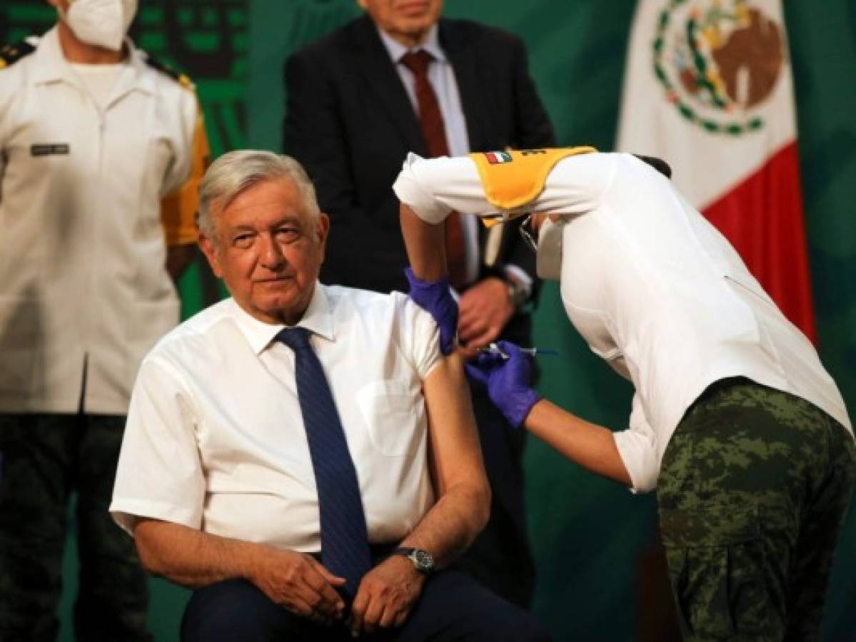 AMLO recibe primera dosis de AstraZeneca durante conferencia matutina