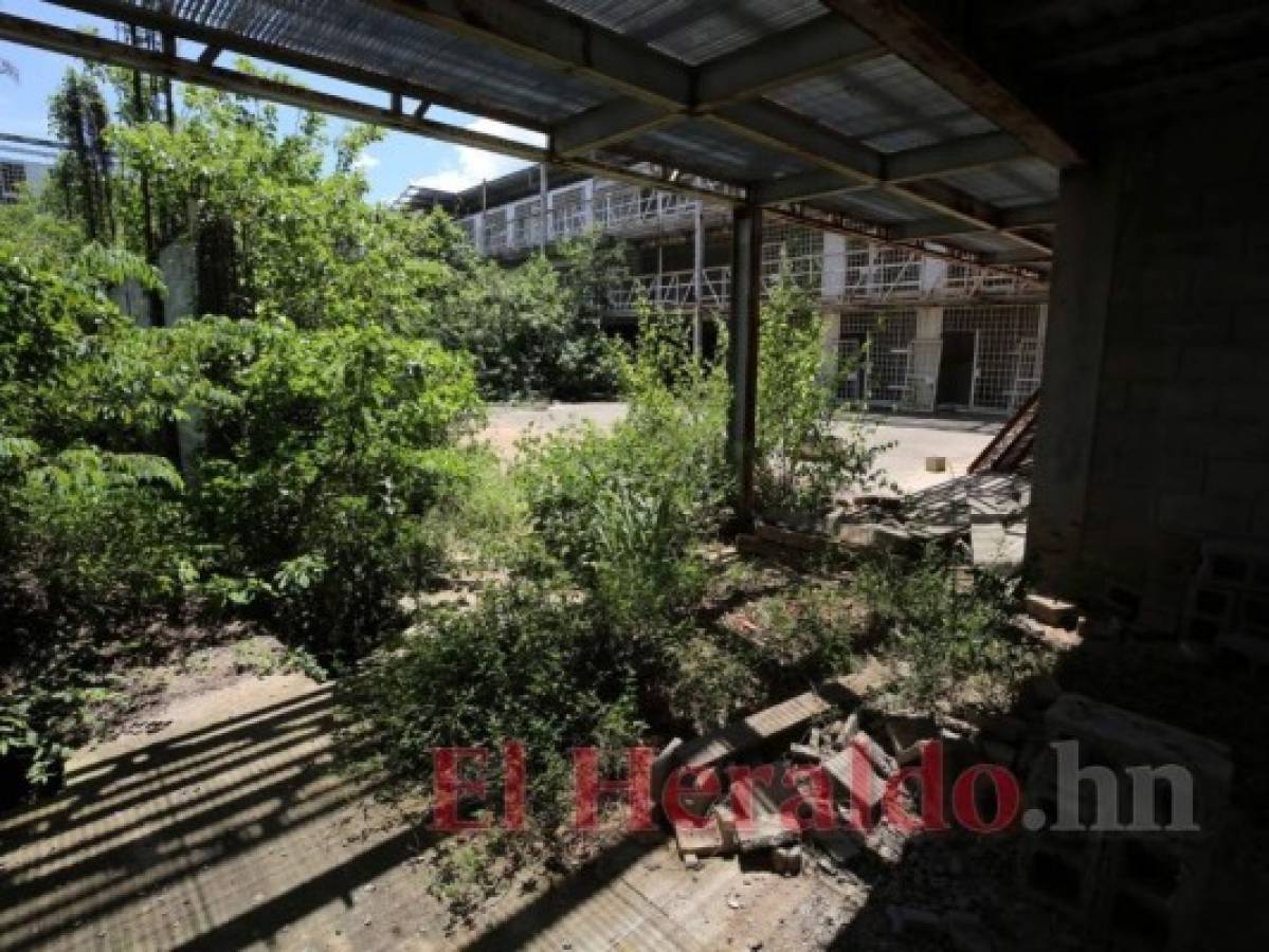 Hasta chatarra se entregó para construir cárcel abandonada de La Acequia, Santa Bárbara