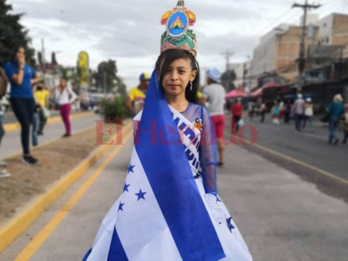 Estudiante luce original vestido para honrar a la Patria