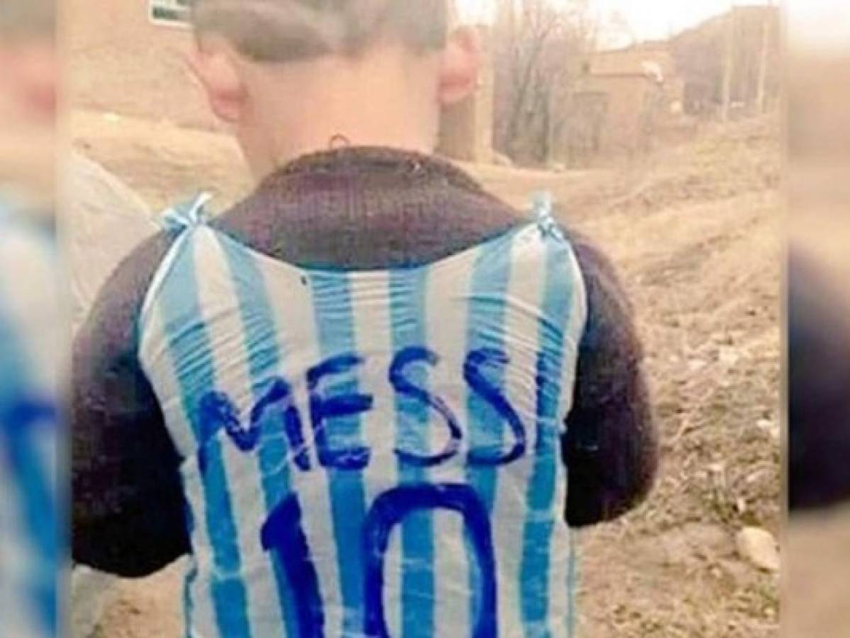 ¡Aparece niño que hizo camiseta de Messi con una bolsa!   