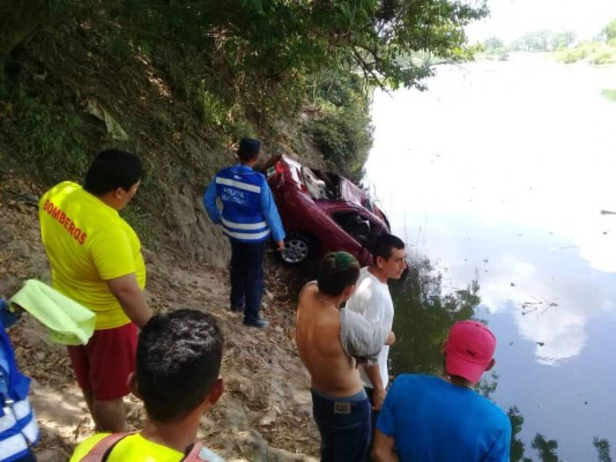 Una mujer muere y un niño desaparece tras caer vehículo al río Ulúa