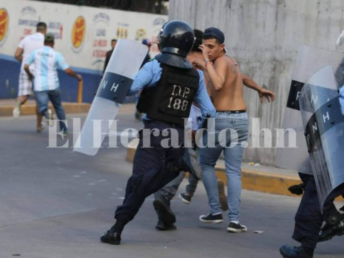 Heridos y detenidos deja enfrentamiento de barras en el clásico Olimpia vs Motagua en el Nacional de Tegucigalpa