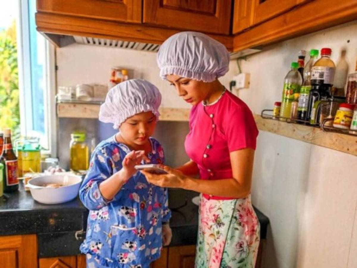Pequeña chef de 8 años causa furor en Birmania con sus recetas en línea