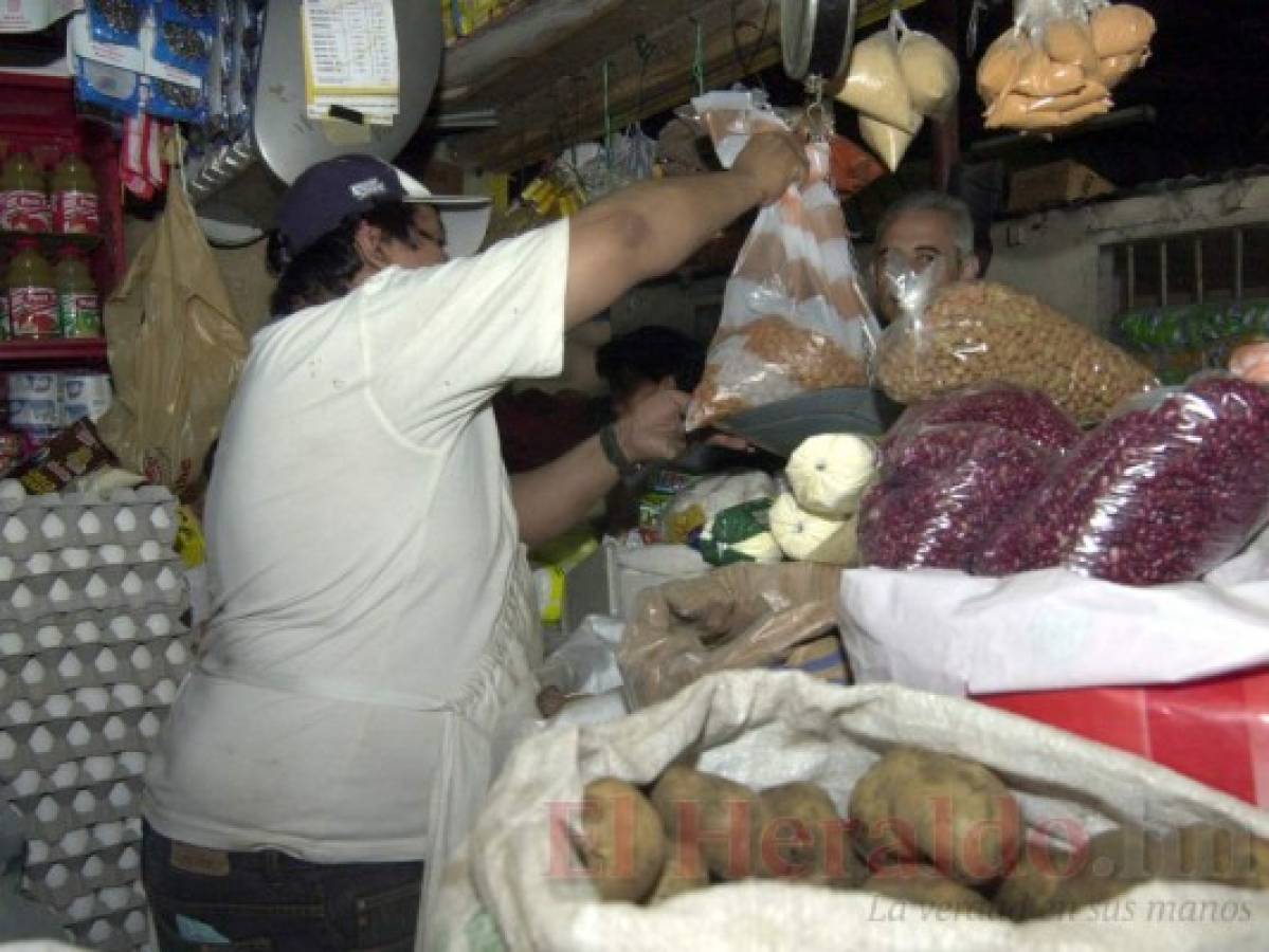 Congelan precios de 29 productos de la canasta básica y de colchonetas ante emergencia