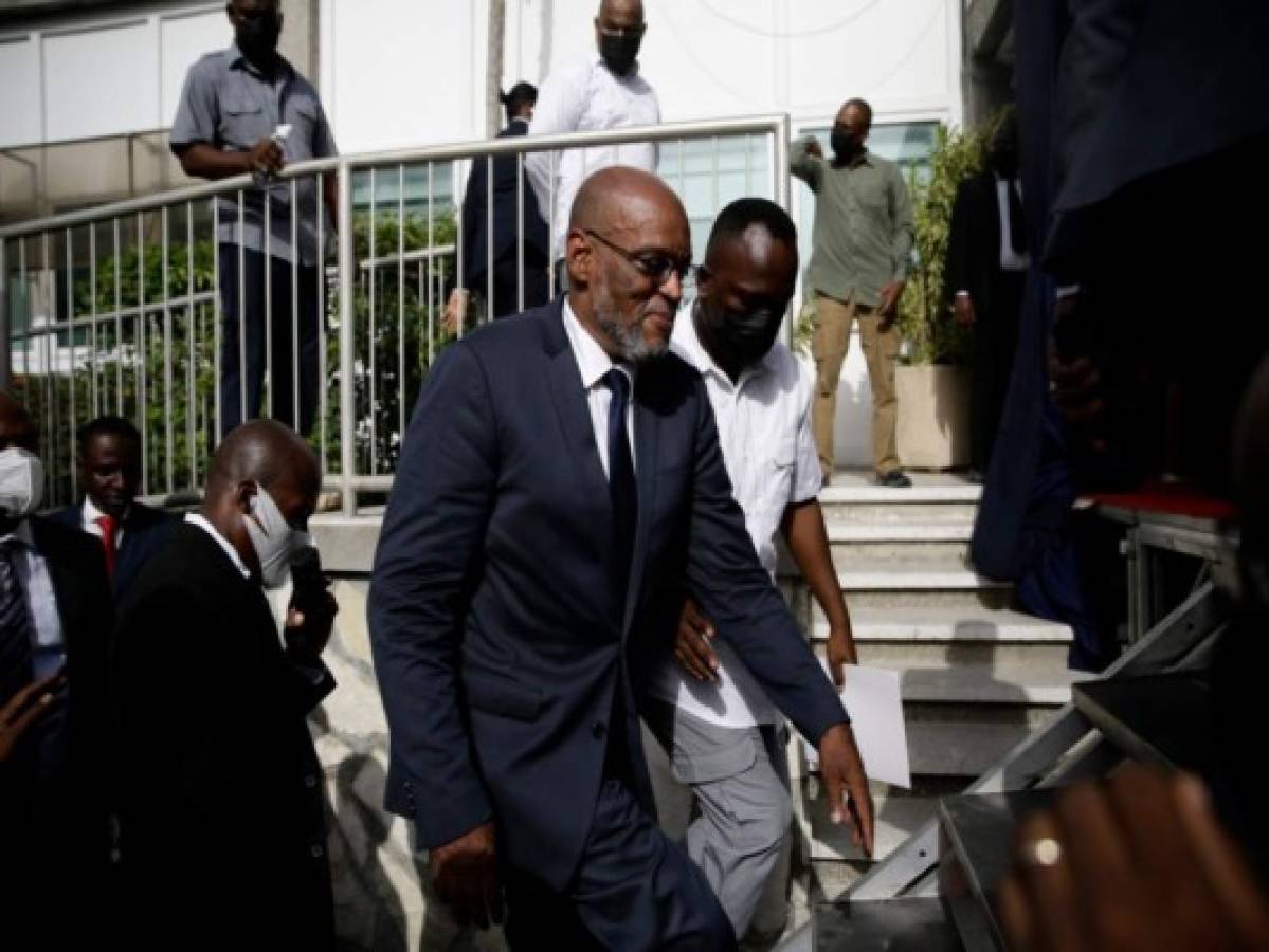 Haití arresta a tres policías e instala nuevo primer ministro
