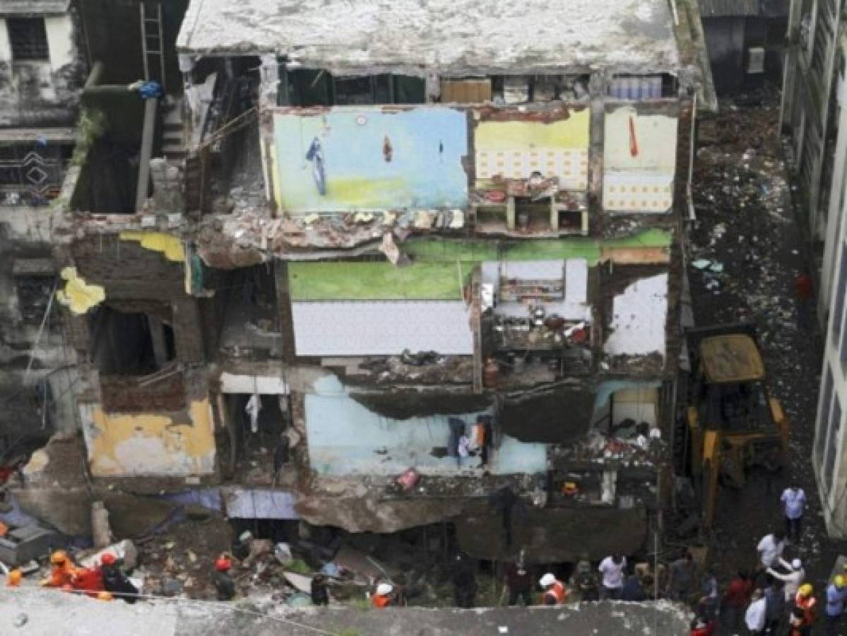 Derrumbe de un edificio en India suma al menos 39 muertos