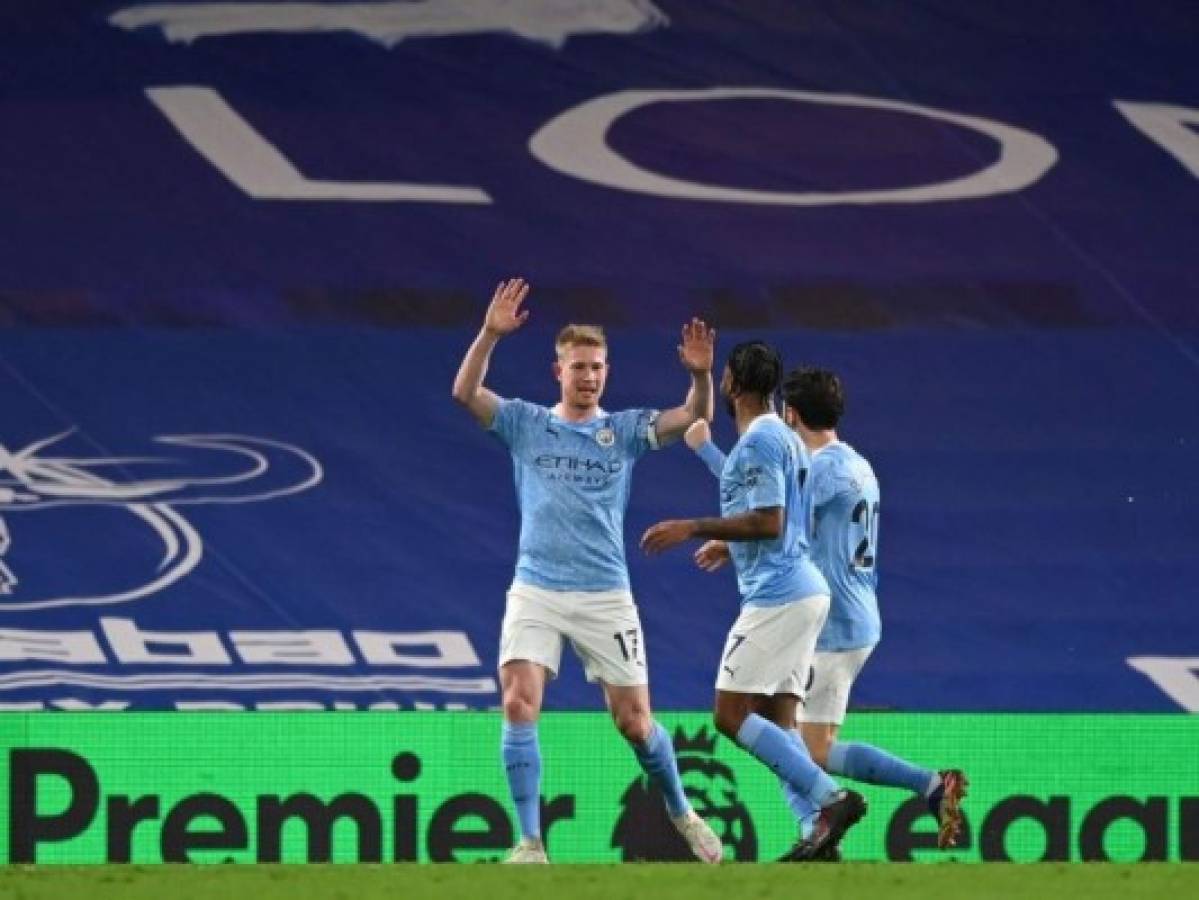 Manchester City vence 3-1 al Chelsea y escala en la clasificación