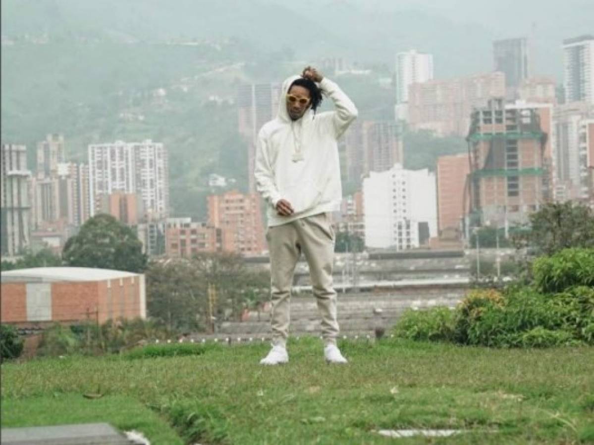 Rapero Wiz Khalifa lleva flores a la tumba de narcotraficante Pablo Escobar