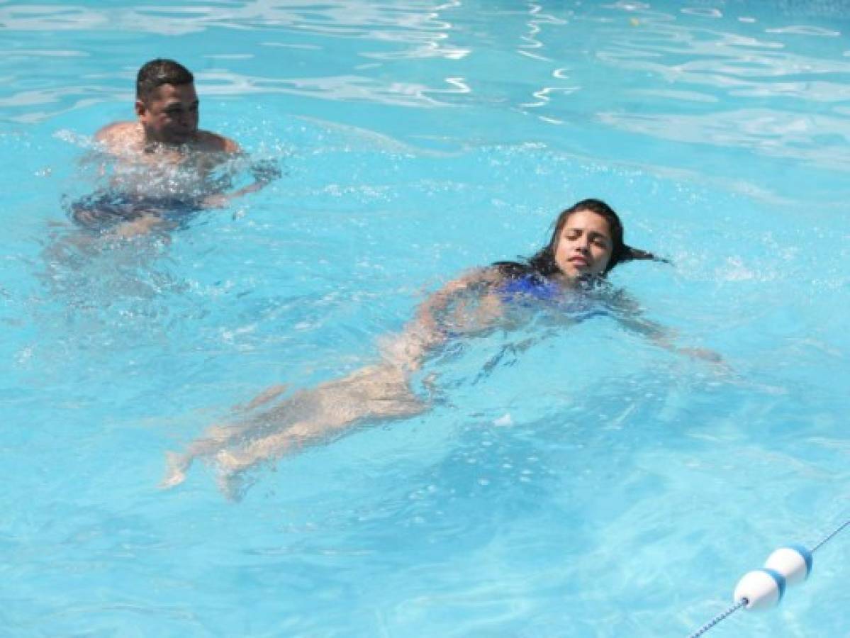 Esta pareja disfruta nadar en el hotel Alameda. Foto: Efraín Salgado/El Heraldo