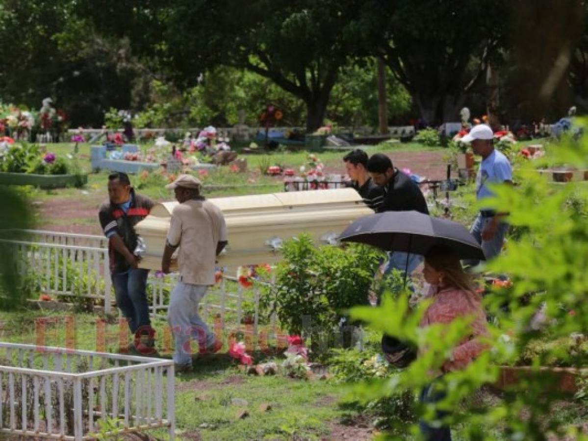 Entierran a universitaria asesinada en la colonia Los Pinos de Tegucigalpa