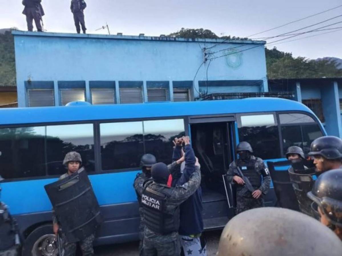 Agentes de la Policía Militar del Orden Público también inspeccionaron a los reclusos.