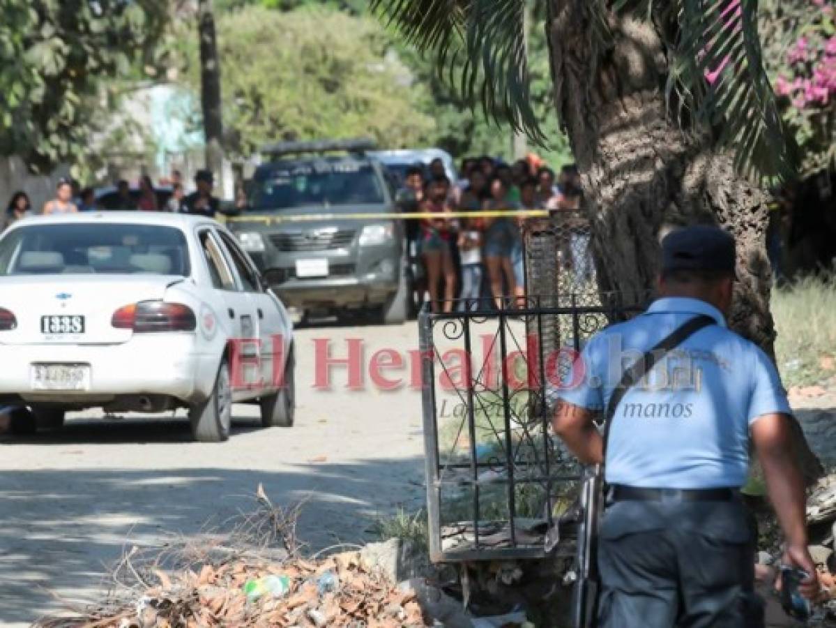 Este es el taxi en el que presuntamente se conducían las víctimas, aún no ha trascendido si llevaba más ocupantes o la identidad del conductor. Foto. El HERALDO