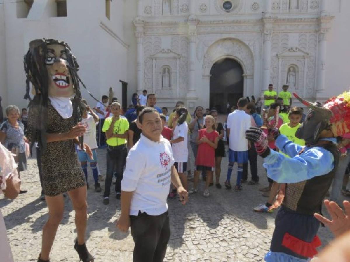 Jóvenes con retos especiales realizan marcha