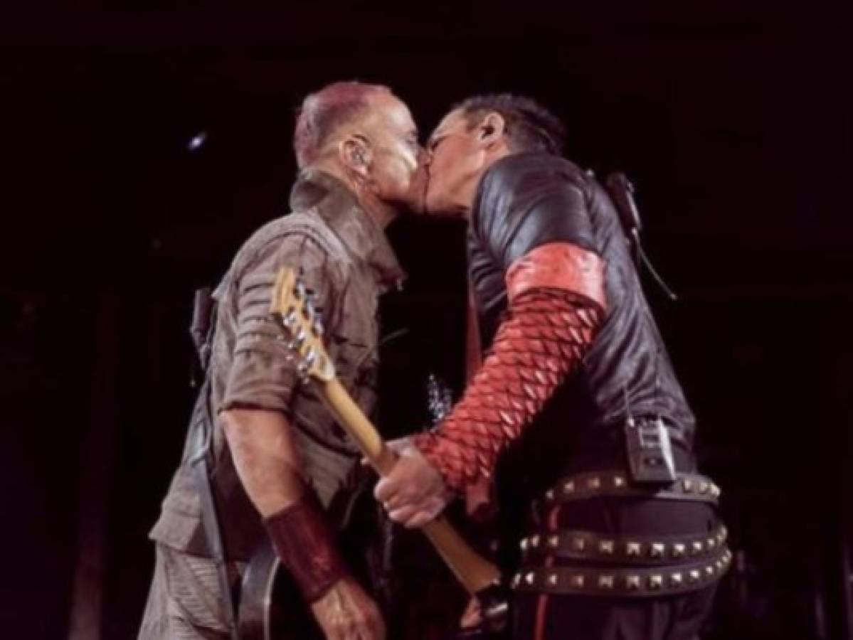 Guitarristas de Rammstein se besan en concierto para desafiar a Putin