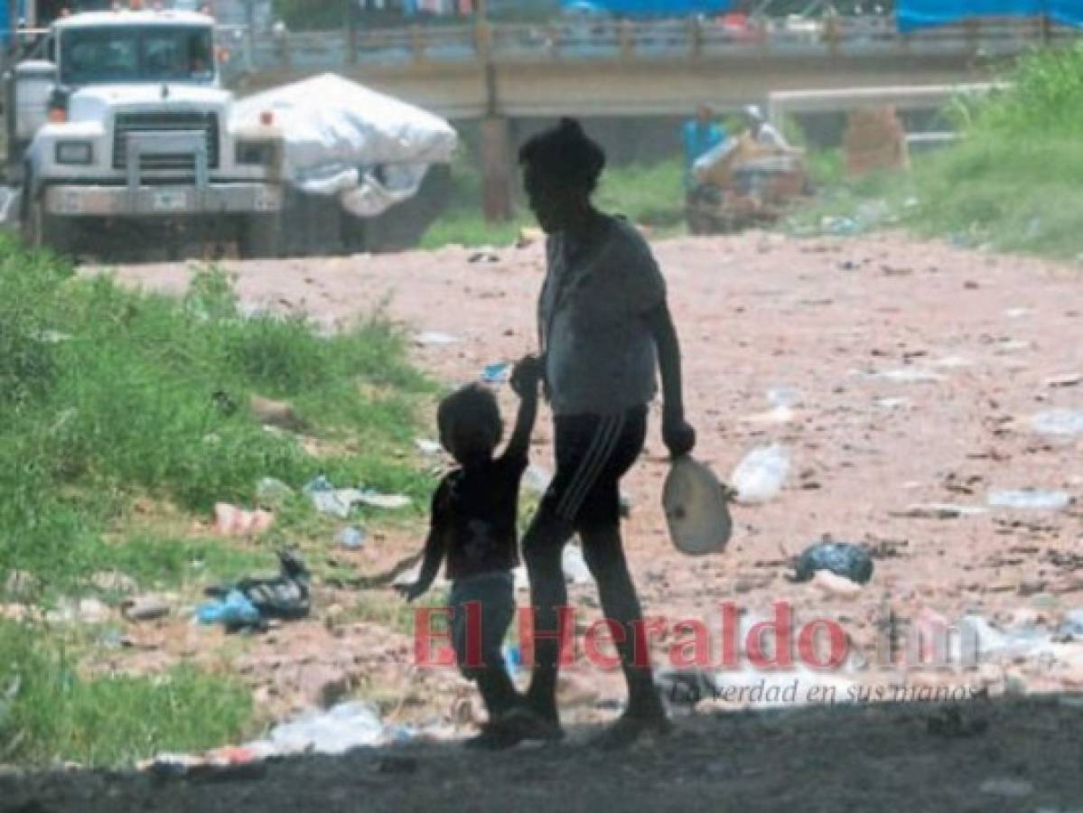 La historia de Julia y su sufrimiento en silencio entre el ruido de la calle