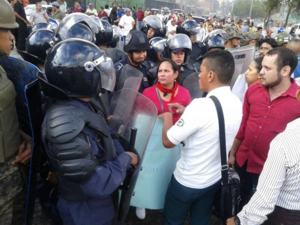 Policía desaloja a 'indignados' que se tomaron la capital de Honduras