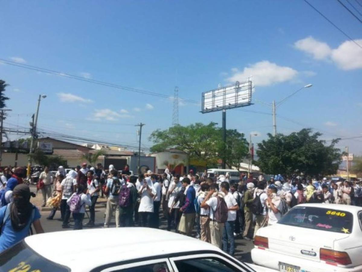 Honduras: Alumnos de secundaria realizan protesta en la UNAH