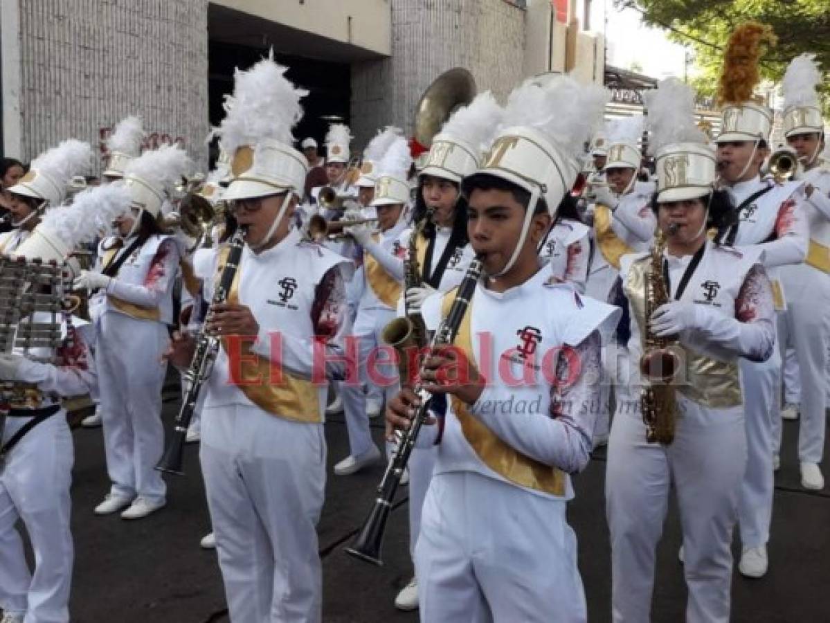 Fervor y alegría en desfiles de escuelas en la capital de Honduras