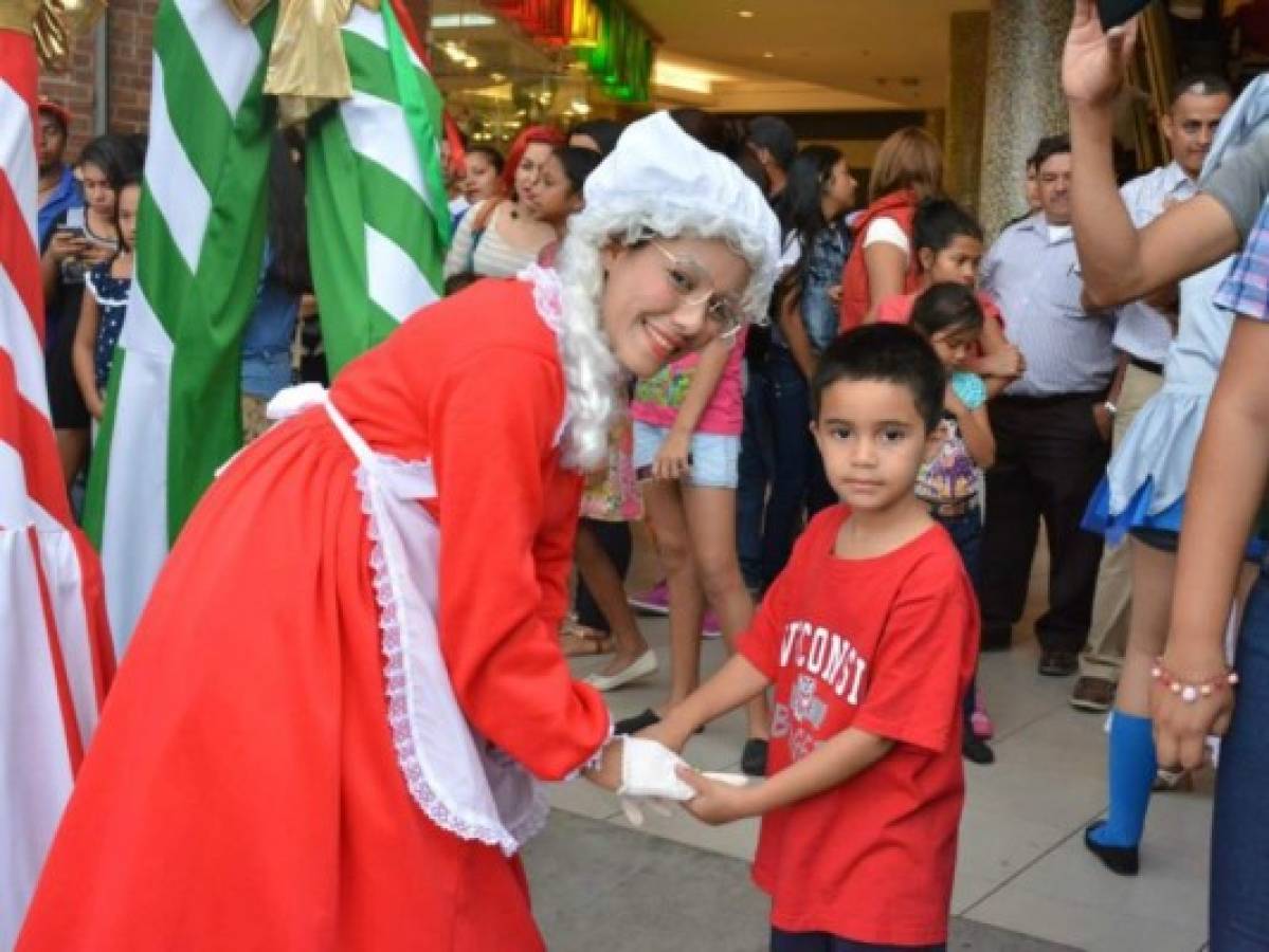 Espectacular desfile navideño en Metromall