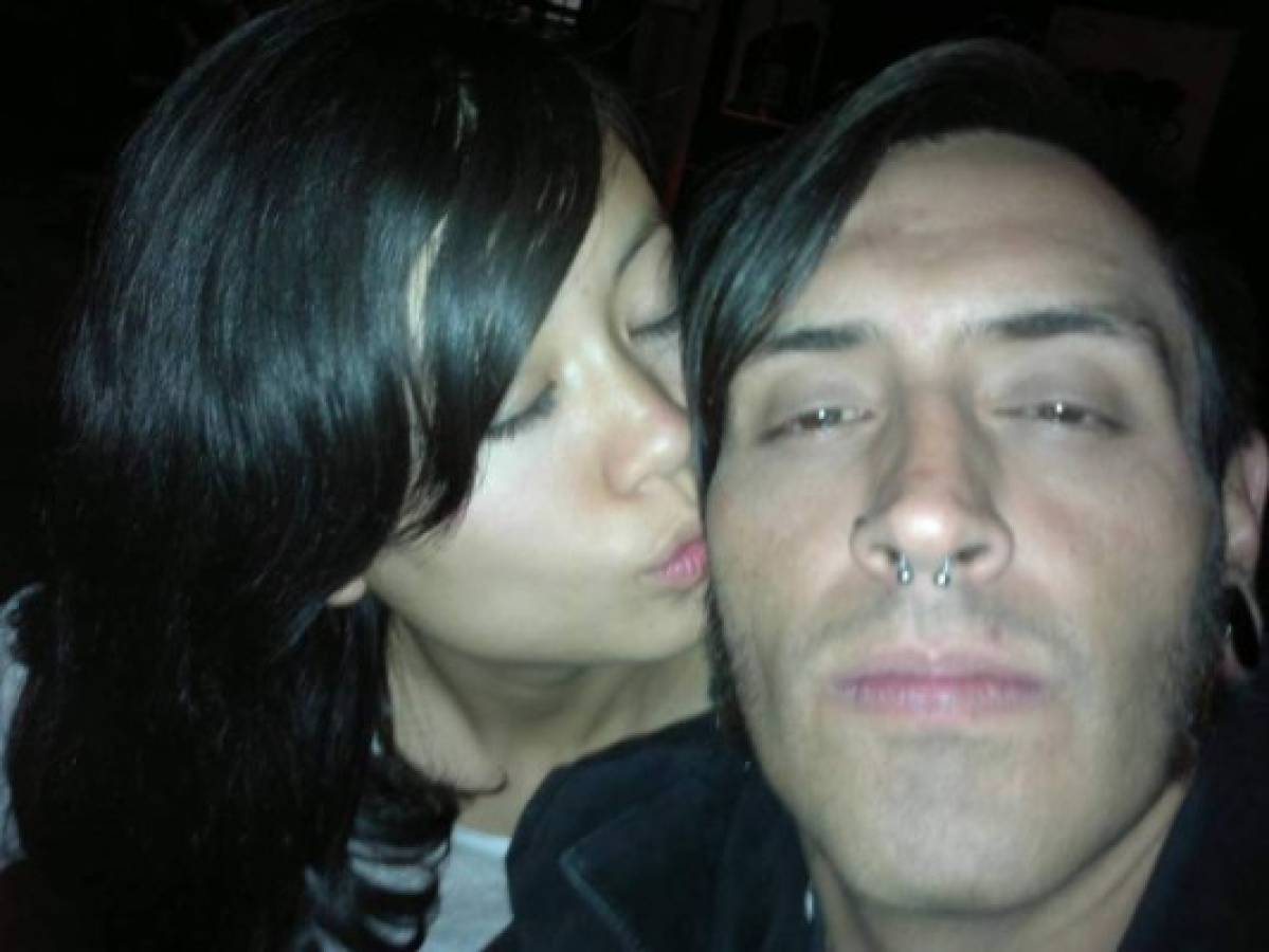 Se observa amoroso con su novia y víctima Yang Kyung Jun Borrego; a quien habría asesinado en 2014. Foto Facebook