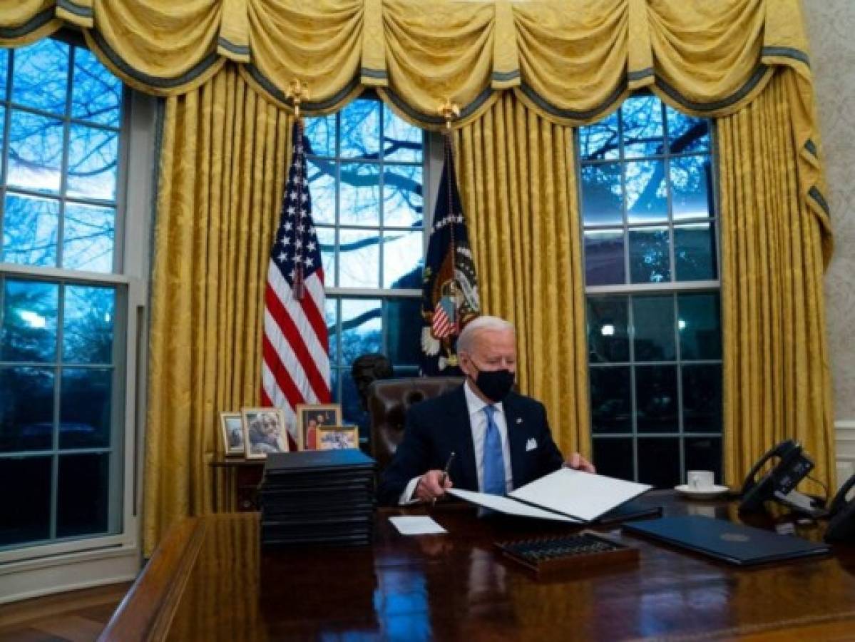 Demócratas frenan expectativas sobre ley migratoria de Joe Biden