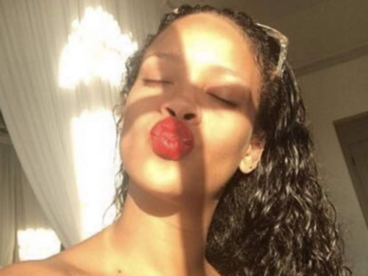 Rihanna es captada infraganti besando a un misterioso hombre en una piscina