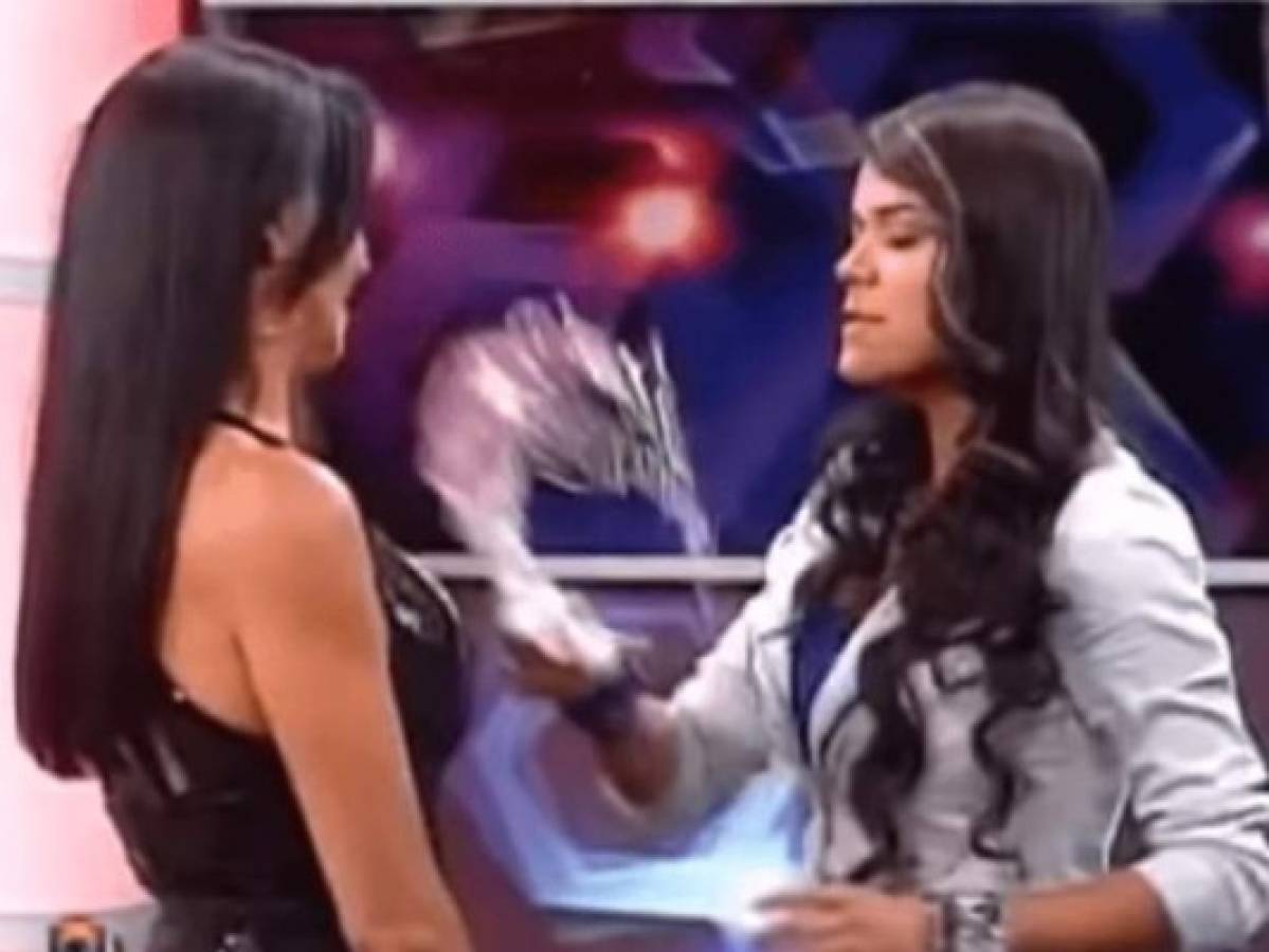 Momento en que Karol G lanza el vaso con agua a Ivette Domínguez. Foto captura YouTube
