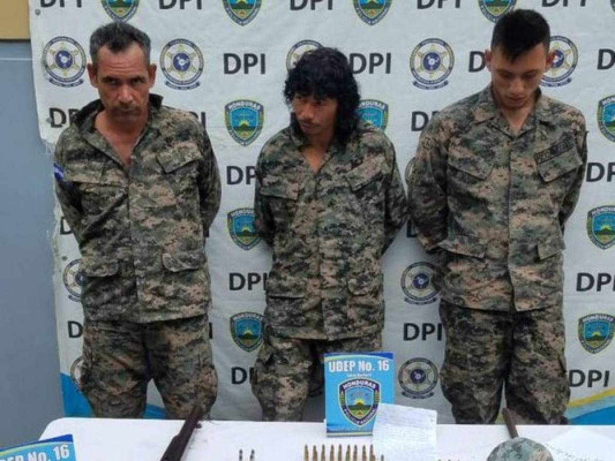 Vestidos de militares capturan a tres miembros de la banda 'Los Tenientes'