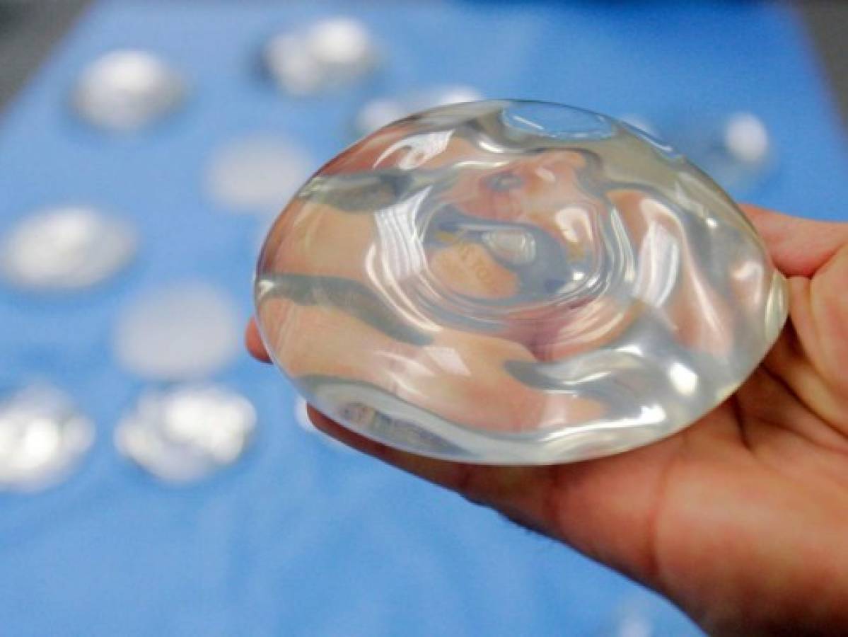 Estados Unidos pide avisos más claros sobre implantes de senos
