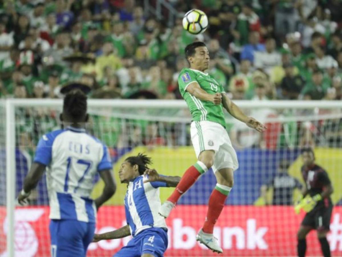 Ángel Sepúlveda le ganó el balón en el juego aéreo al catracho Henry Figueroa (Foto: Agencia AP)