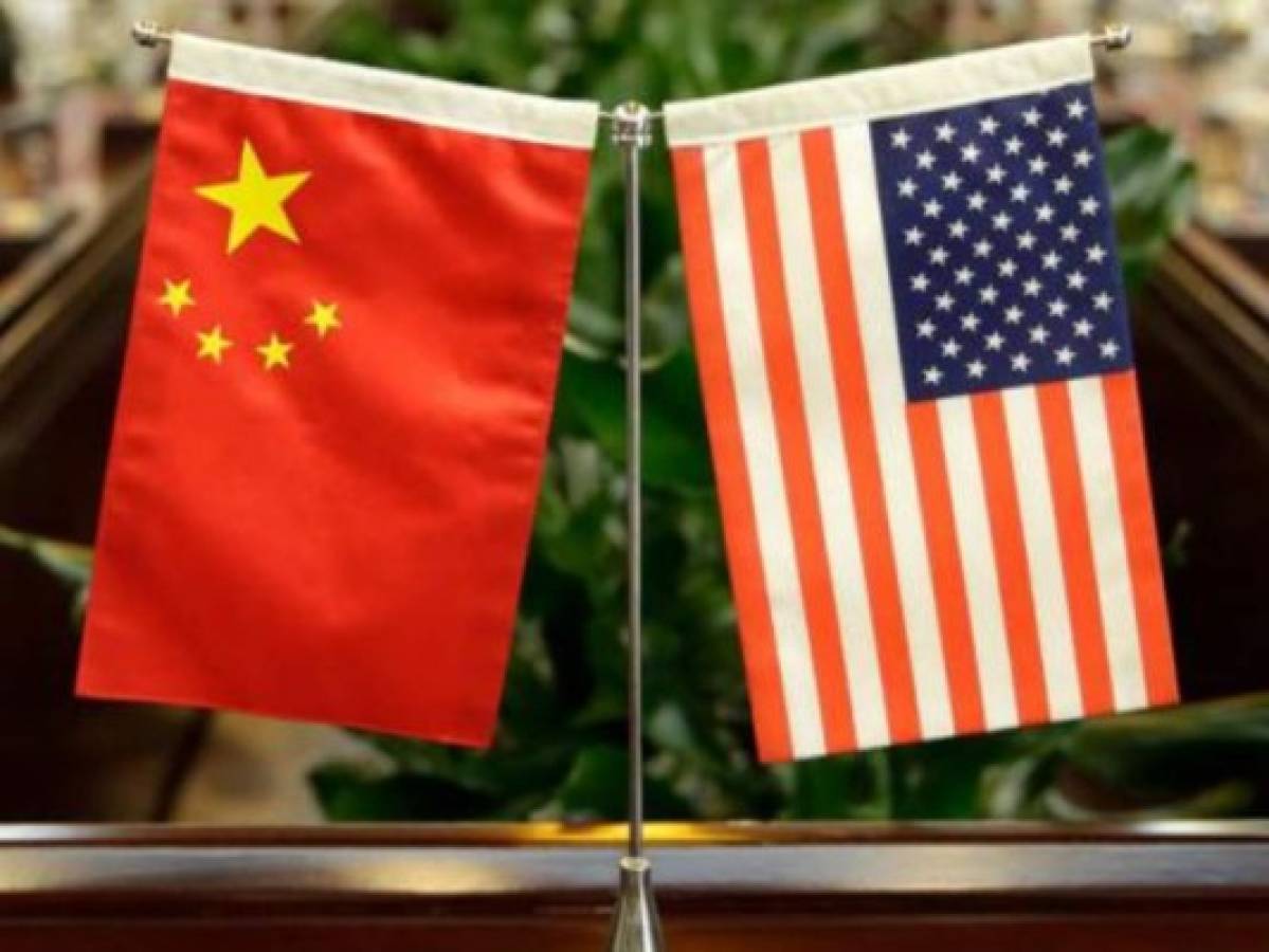 EEUU suaviza su advertencia sobre viajes a China citando progresos contra covid-19  