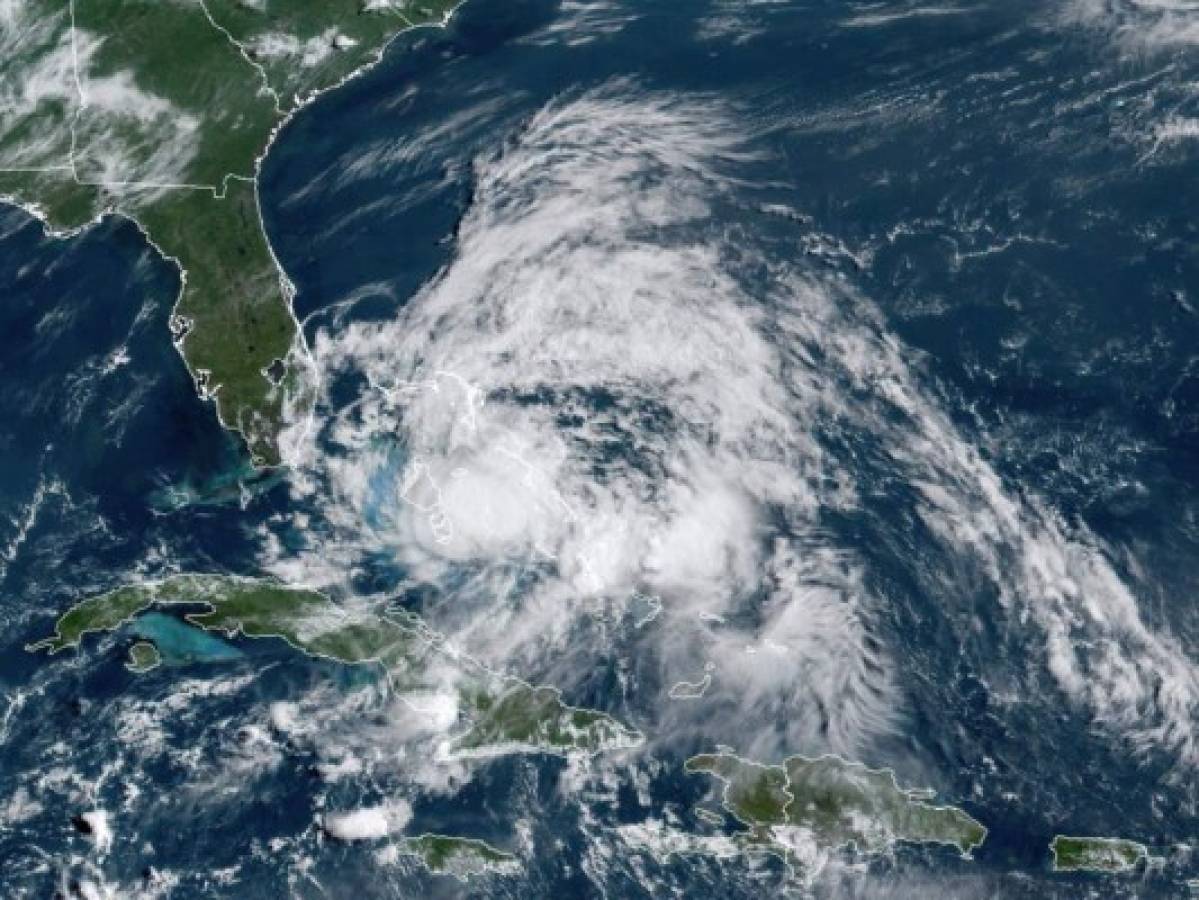 Intensas lluvias deja tormenta Isaías en Florida