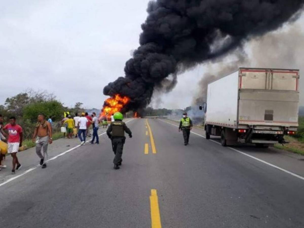 Suman 22 fallecidos por explosión de camión en Colombia