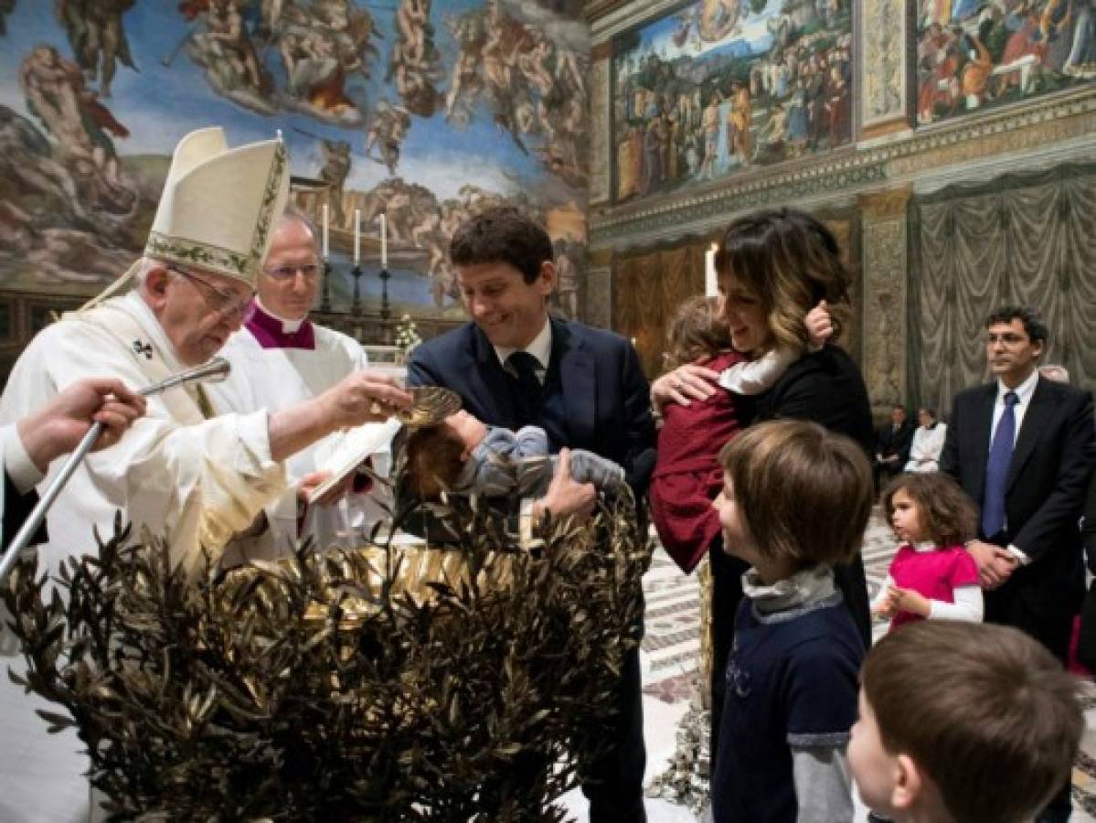 El papa Francisco bautiza a 34 bebés en la Capilla Sixtina
