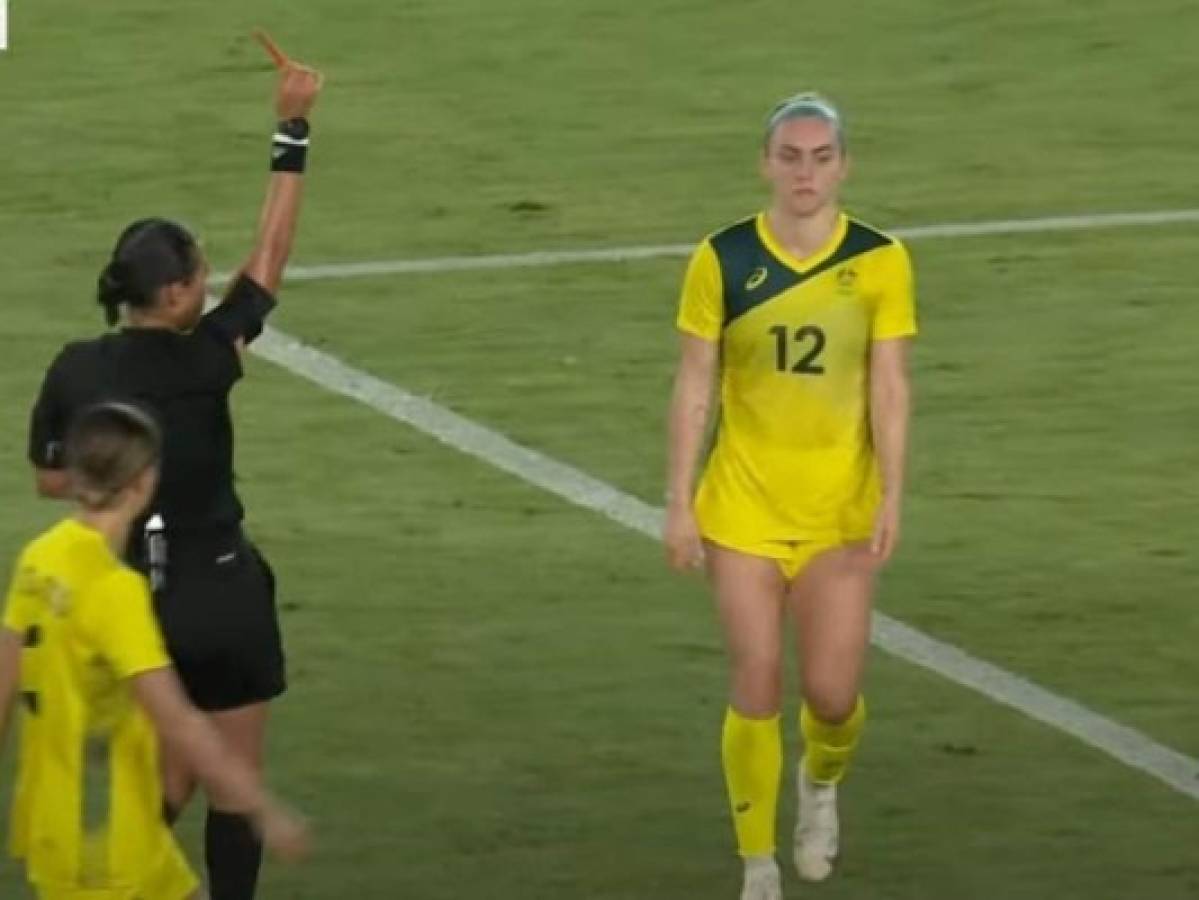 El momento en el que la árbitra hondureña expulsó a la australiana Ellie Carpenter. Foto: Cortesía