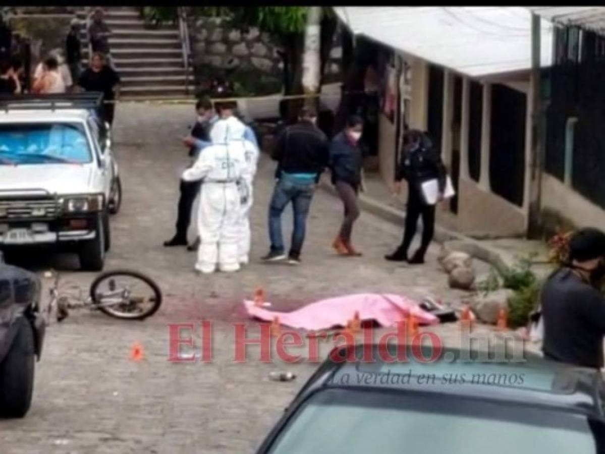 El cuerpo de la víctima quedó tentido sobre la calle, muy cerca de su bicicleta. Foto: Estalin Irías/ EL HERALDO.