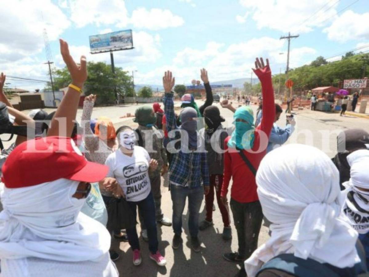 Honduras: Estudiantes del MEU protestan con tomas en el bulevar Suyapa