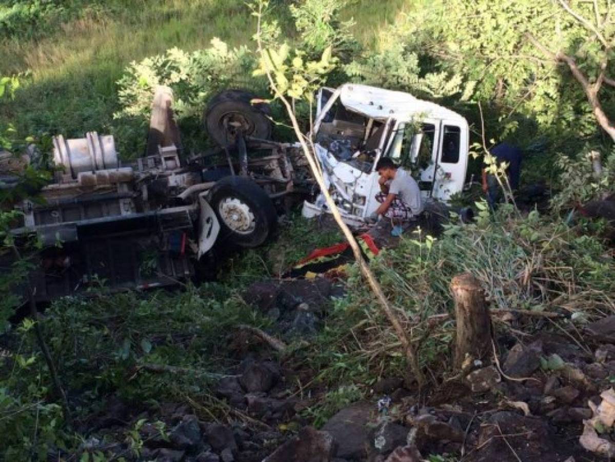 Un muerto y varios heridos dejó accidente de tránsito en la vieja carretera a Olancho