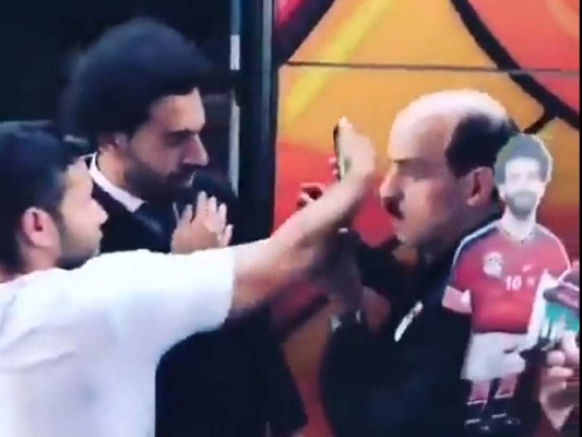 VÍDEO: Aficionado casi lesiona a Mohamed Salah por una selfie