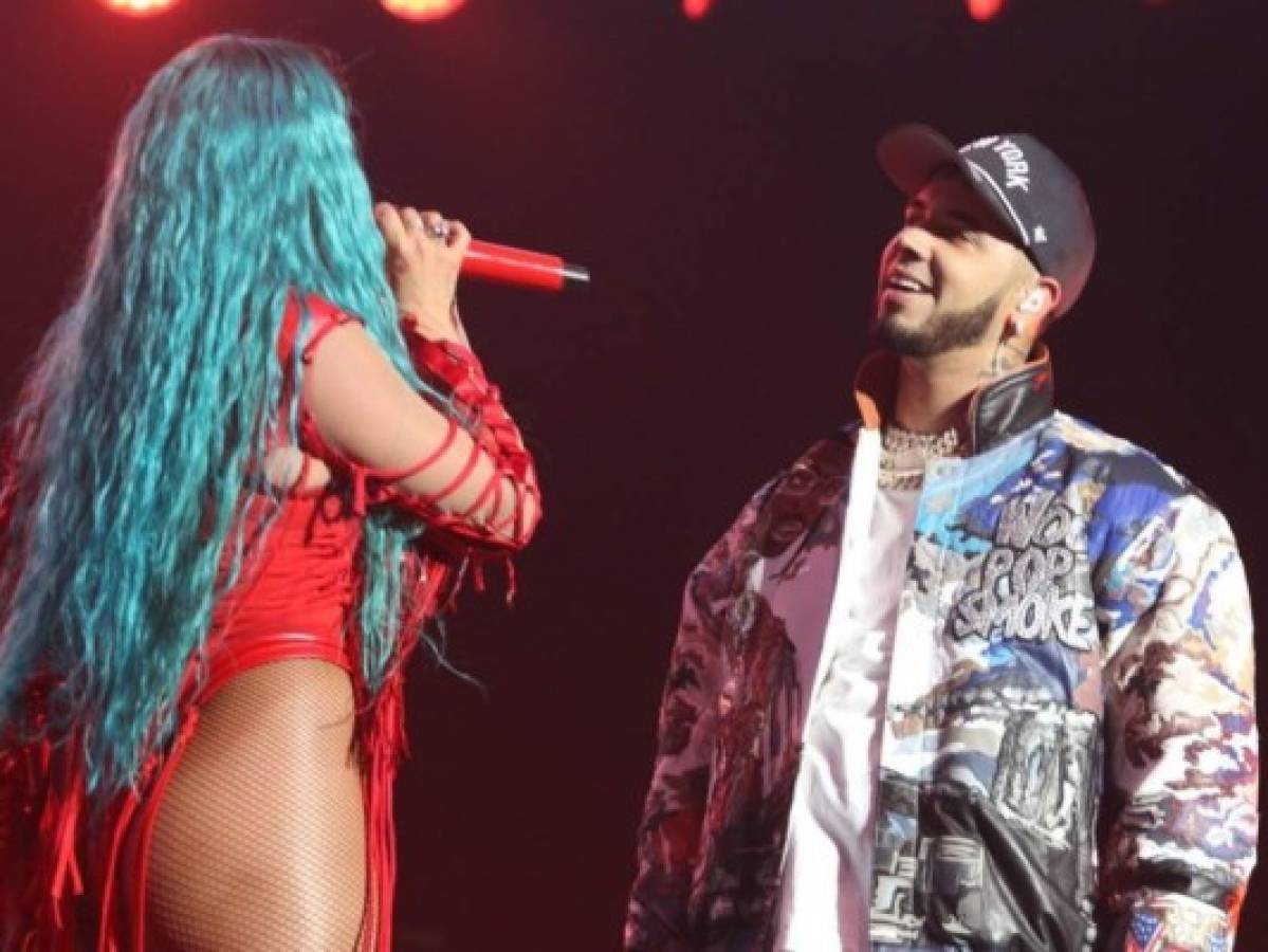 Anuel sorprende a Karol G durante concierto en Puerto Rico y así reaccionó